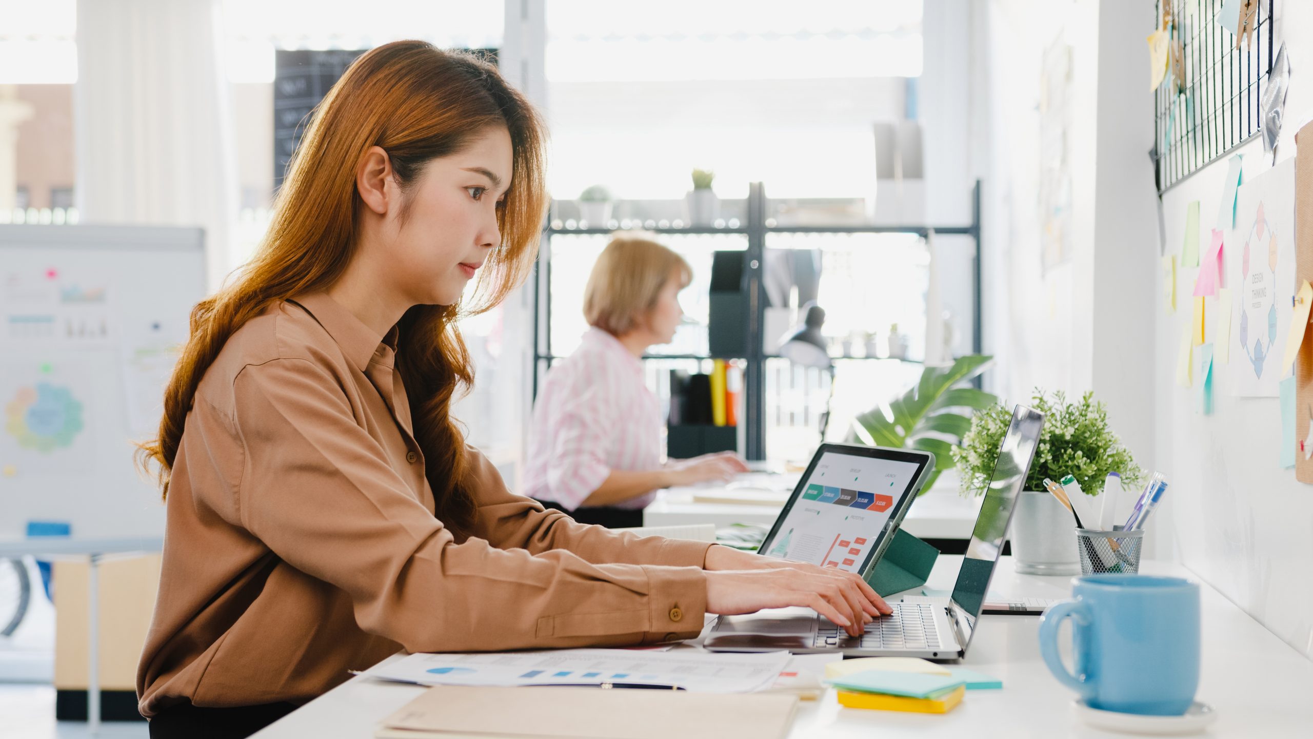 Young Asia businesswoman entrepreneur social distancing in new n